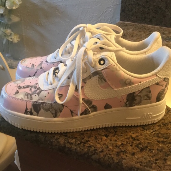 Air Force 1’s pink floral rose - Picture 3 of 4